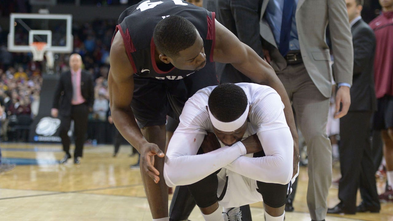 Harvard upsets 5th-seed Cincinnati 61-57